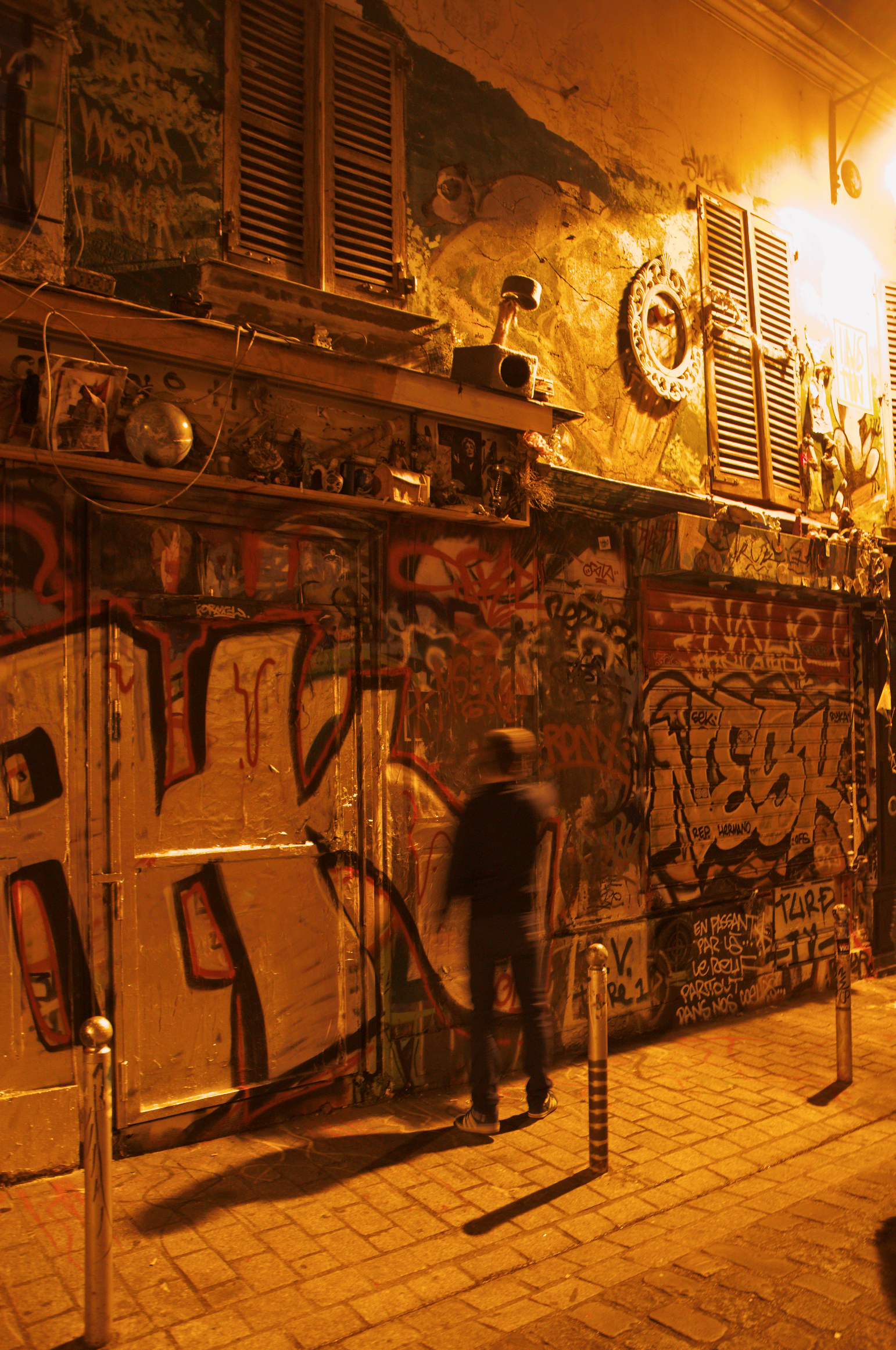 Un homme qui graphe la nuit.