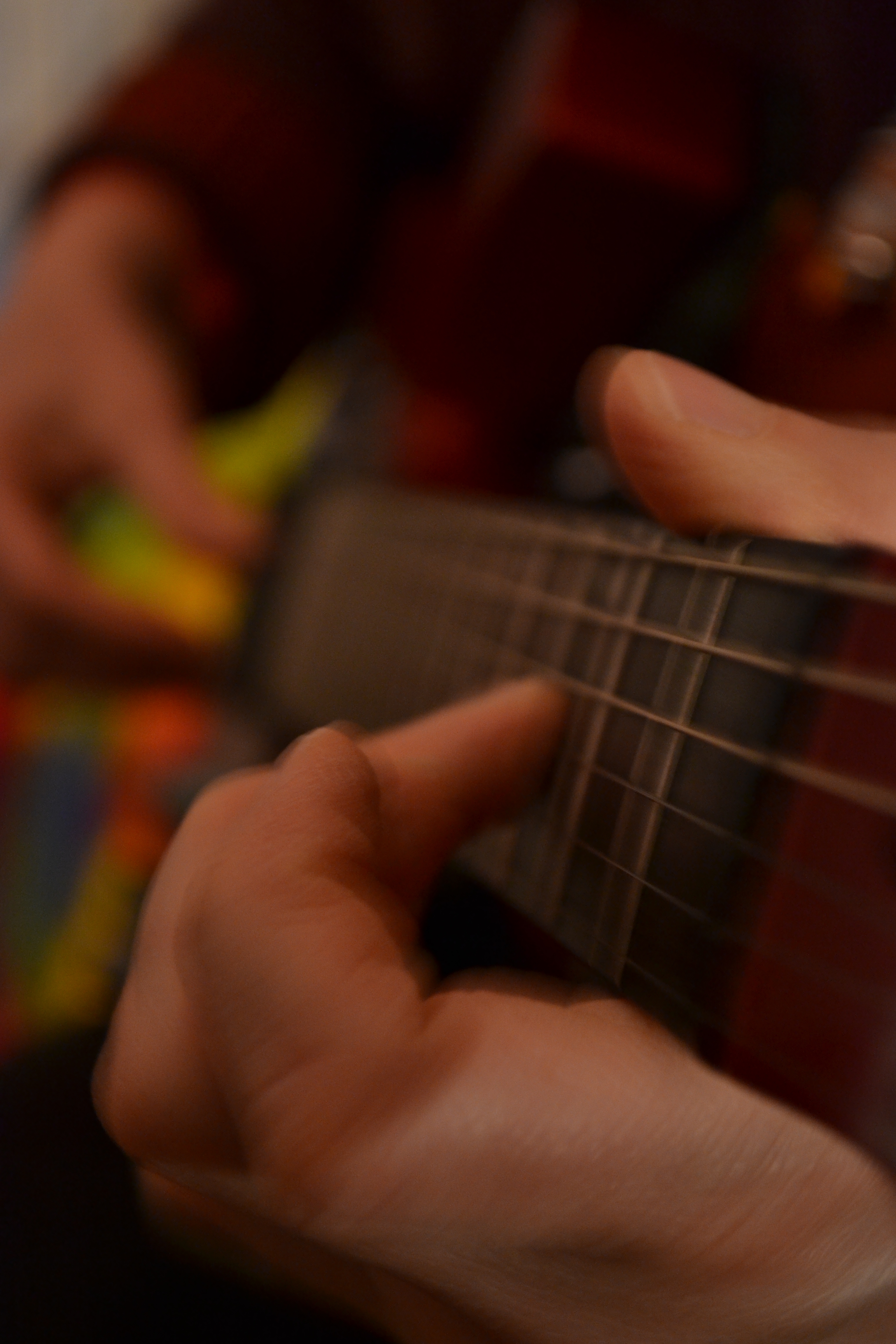 Une personne joue de la guitare.