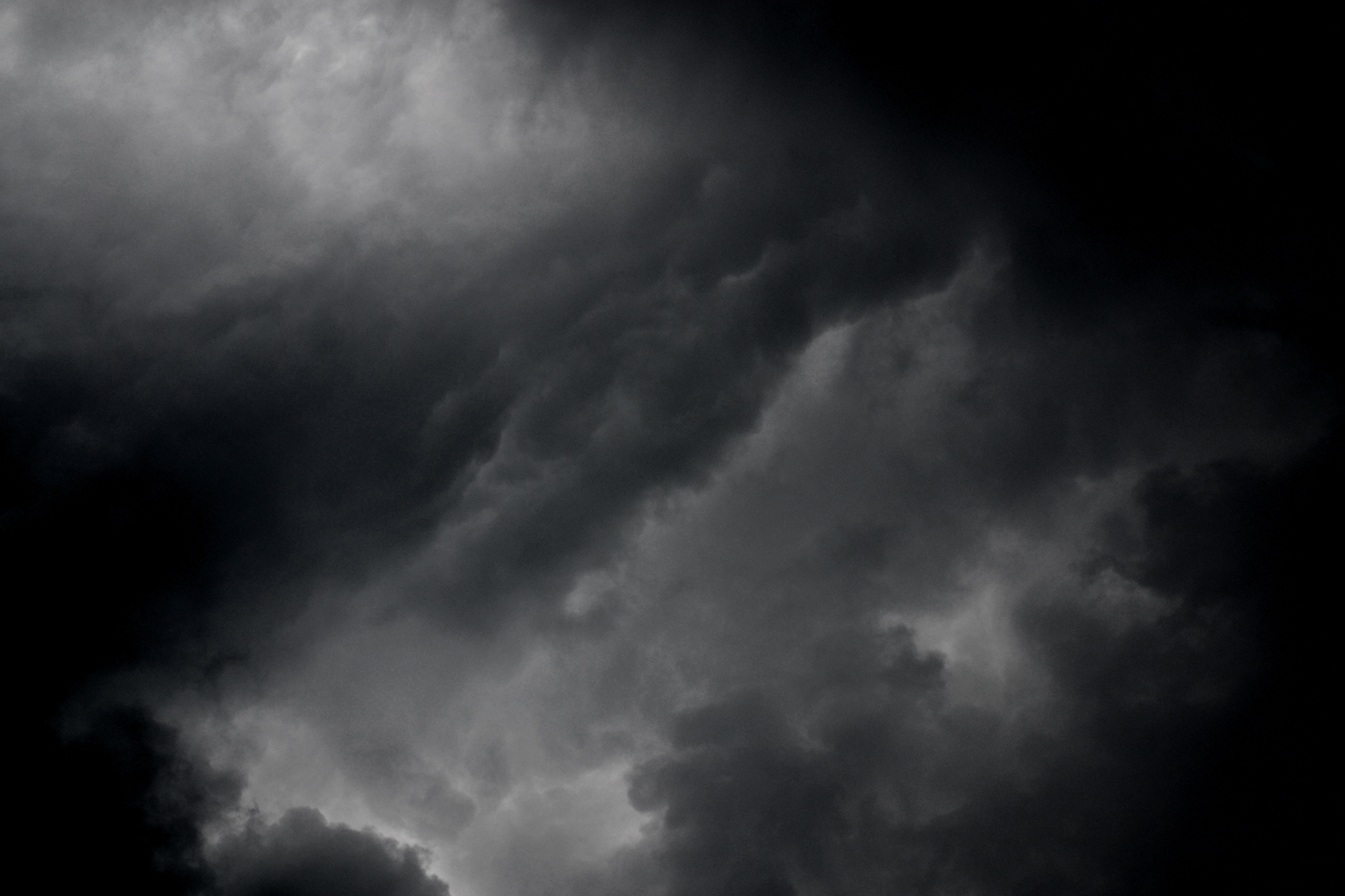 Ciel sombre et menaçant avec d'épais nuages noirs.
